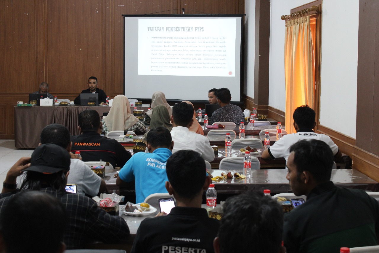 Ketua Bawaslu Aceh Jaya pada rakor pembentukan Pengawas TPS bersama Panwascam
