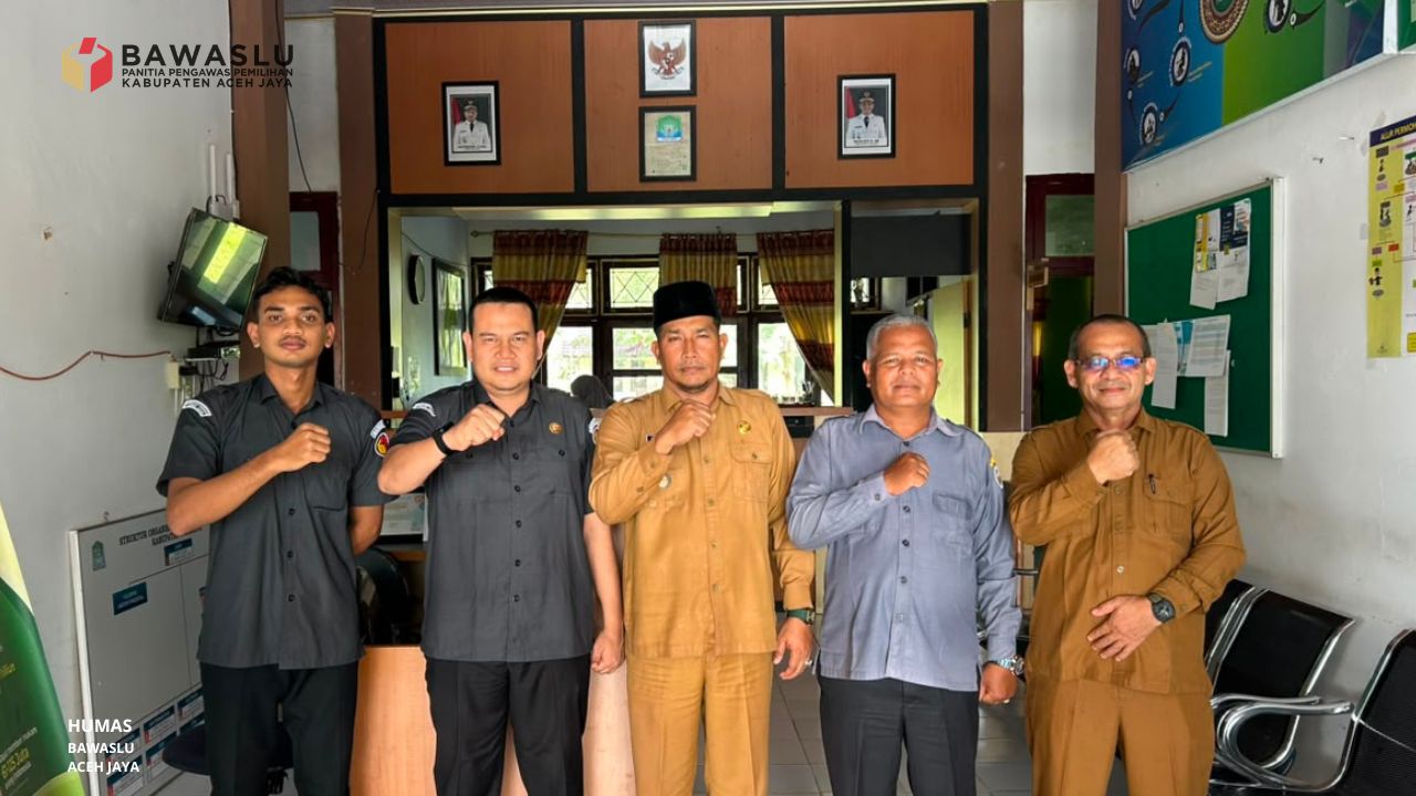Anggota Bawaslu Aceh Jaya, Hidayatullah, bersama Plt Camat Krueng Sabee, Syarwan, S.Pd.I, saat kegiatan Konsolidasi Demokrasi