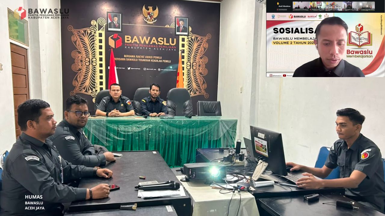 Pimpinan dan staf Bawaslu Aceh Jaya mengikuti Sosialisasi Bawaslu Membelajarkan Volume 2 secara daring di ruang rapat.