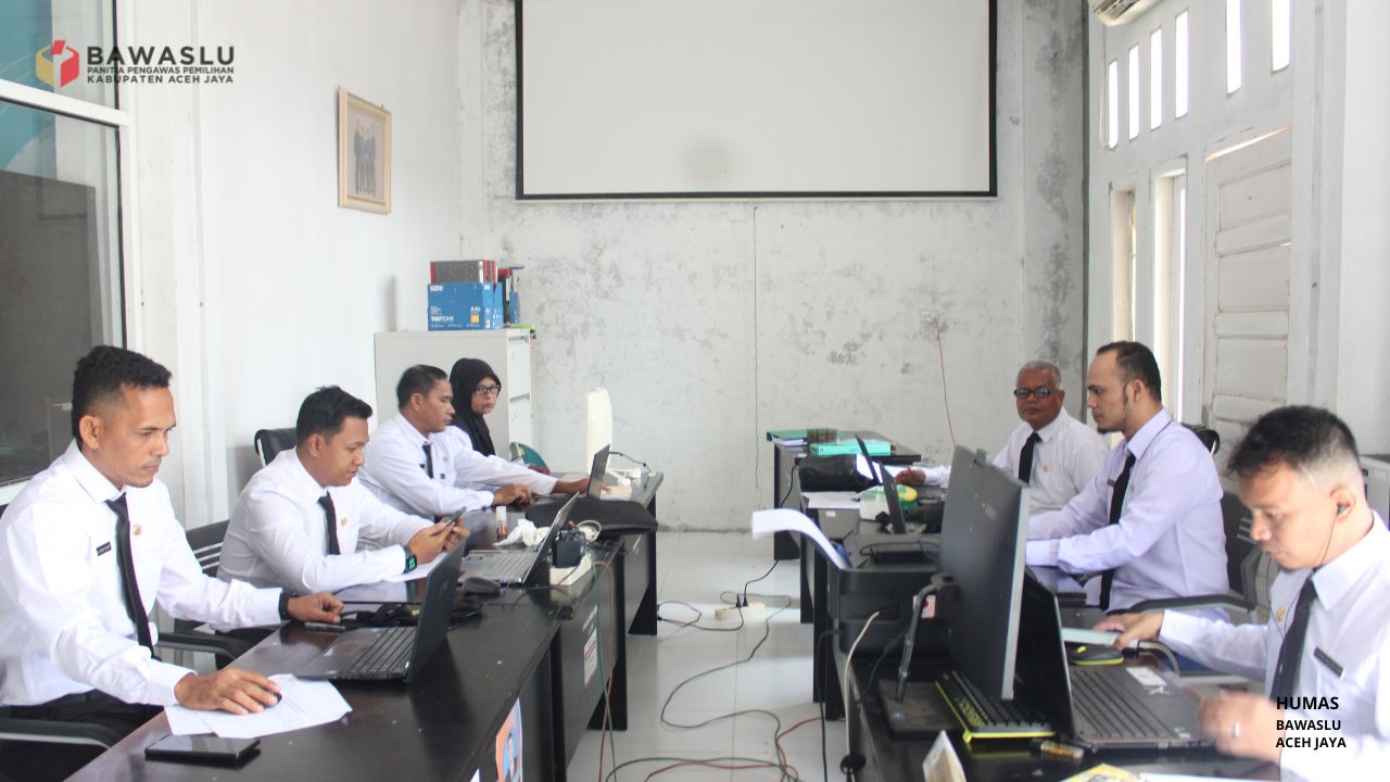 egawai PPPK Bawaslu Aceh Jaya mengikuti Orientasi PPPK secara virtual di ruang kerja kantor