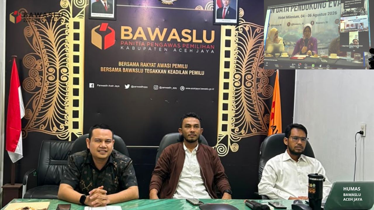 Ketua, Anggota, dan staf Bawaslu Aceh Jaya mengikuti Sosialisasi Evaluasi IKP 2024 secara daring di ruang rapat kantor