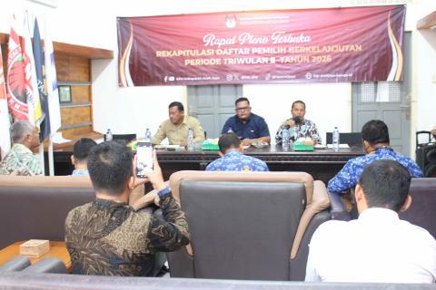 Bawaslu Kabupaten Aceh Jaya menghadiri sekaligus mengawasi jalannya Rapat Pleno Terbuka Rekapitulasi Daftar Pemilih Berkelanjutan (DPB) Triwulan II Tahun 2026 yang digelar oleh Komisi Independen Pemilihan (KIP) Aceh Jaya pada Rabu, 2 Juli 2026, di Kantor KIP Aceh Jaya.