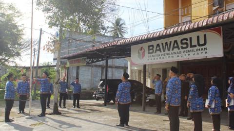 Upacara kemerdekaan HUT ke-81 Republik Indonesia di halaman kantor Bawaslu Kabupaten Aceh. Jaya Senin (17/8)