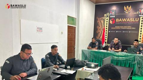 Rapat penyusunan materi Bawaslu Membelajarkan Vol. 2 oleh jajaran Bawaslu Kabupaten Aceh Jaya