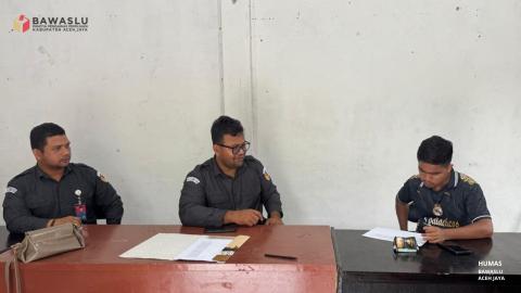 Tim Uji Petik PDPB Bawaslu Aceh Jaya memverifikasi data pemilih bersama Sekdes Ceuraceu