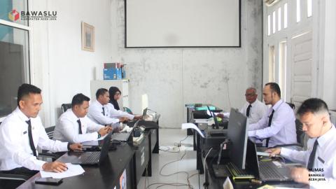 egawai PPPK Bawaslu Aceh Jaya mengikuti Orientasi PPPK secara virtual di ruang kerja kantor