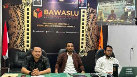 Ketua, Anggota, dan staf Bawaslu Aceh Jaya mengikuti Sosialisasi Evaluasi IKP 2024 secara daring di ruang rapat kantor