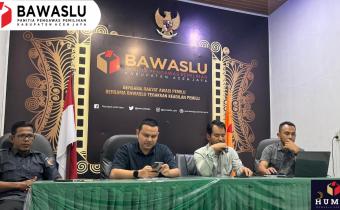 Foto bersama pimpinan bawaslu aceh jaya