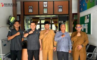 Anggota Bawaslu Aceh Jaya, Hidayatullah, bersama Plt Camat Krueng Sabee, Syarwan, S.Pd.I, saat kegiatan Konsolidasi Demokrasi