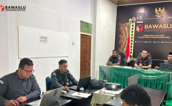 Rapat penyusunan materi Bawaslu Membelajarkan Vol. 2 oleh jajaran Bawaslu Kabupaten Aceh Jaya