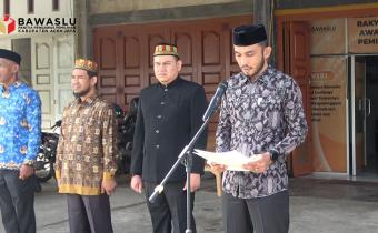 Ketua Bawaslu Aceh Jaya membacakan teks Proklamasi saat upacara HUT ke-81 RI di halaman kantor Bawaslu Aceh Jaya.