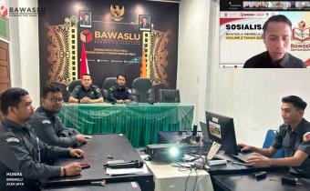 Pimpinan dan staf Bawaslu Aceh Jaya mengikuti Sosialisasi Bawaslu Membelajarkan Volume 2 secara daring di ruang rapat.