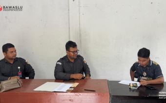Tim Uji Petik PDPB Bawaslu Aceh Jaya memverifikasi data pemilih bersama Sekdes Ceuraceu