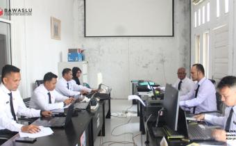 egawai PPPK Bawaslu Aceh Jaya mengikuti Orientasi PPPK secara virtual di ruang kerja kantor