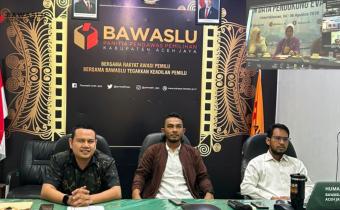 Ketua, Anggota, dan staf Bawaslu Aceh Jaya mengikuti Sosialisasi Evaluasi IKP 2024 secara daring di ruang rapat kantor