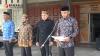 Ketua Bawaslu Aceh Jaya membacakan teks Proklamasi saat upacara HUT ke-81 RI di halaman kantor Bawaslu Aceh Jaya.